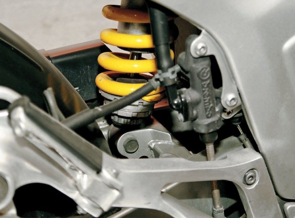 Амортизатор крепится к маятнику «без прогрессии» и головной боли не доставляет.